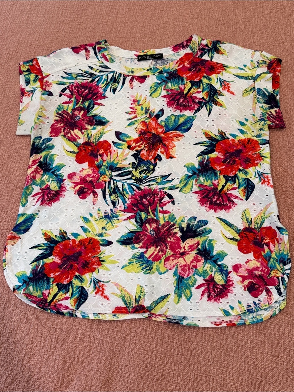 Kim & Cami med wm’s White Floral Eyelet Short Sleeve Tee with tropical Blooms